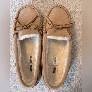 Minnetonka moccasin tan shearling slippers